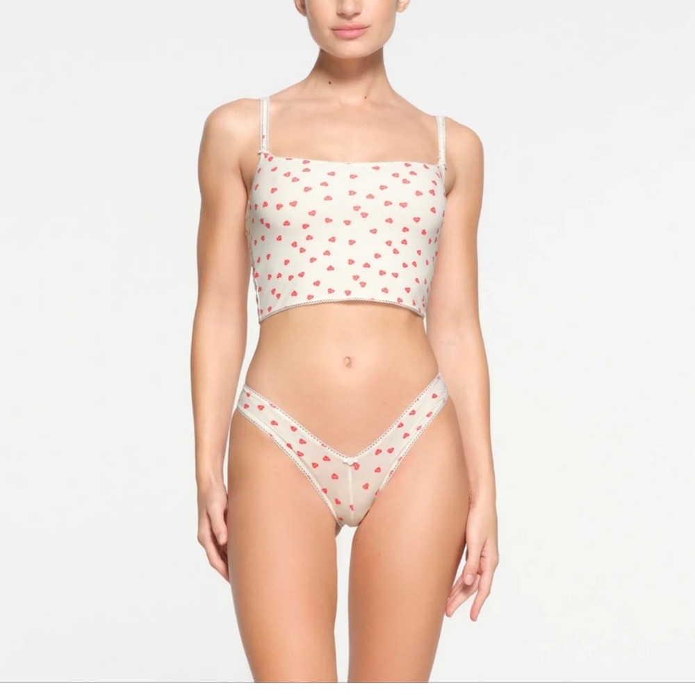 NWT SKIMS VALENTINE EDITION FITS EVERYBODY PICOT TRIM CROPPED CAMI | LARGE - Picture 2 of 15